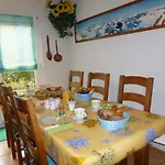 Les Acacias